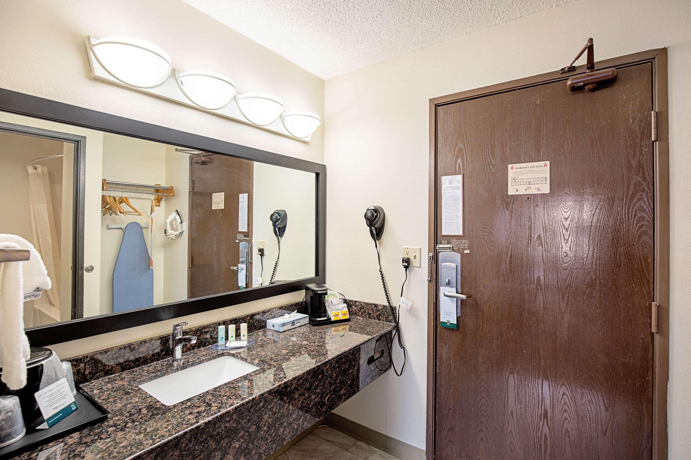 Quality Inn & Suites Milwaukee Bagian luar foto